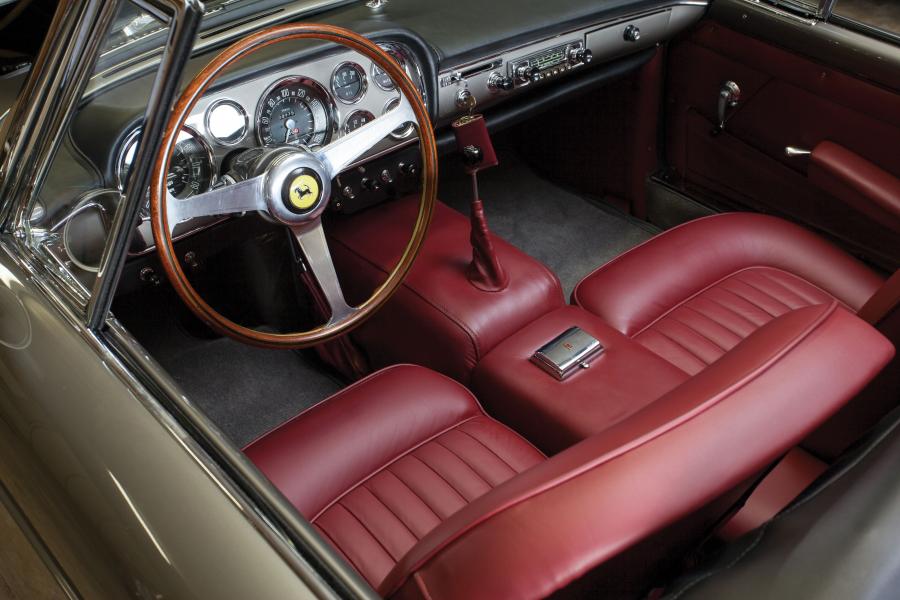 Интерьер Ferrari 250 GT Cabriolet (Series II) 1960 года  (фото 2 из 12)
